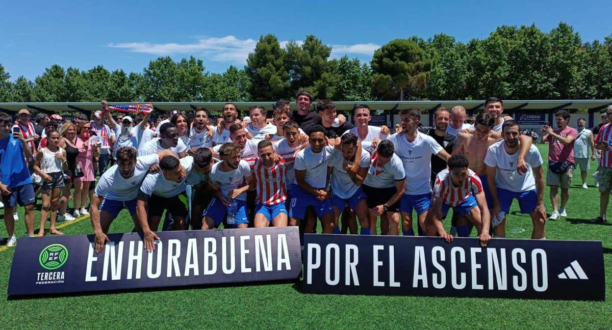 Colonia Moscardó celebra el ascenso a Segunda RFEF. /Colonia Moscardó