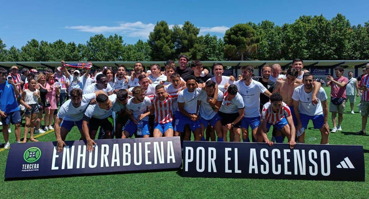 Colonia Moscardó celebra el ascenso a Segunda RFEF.