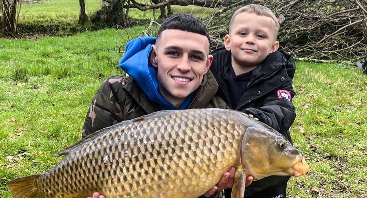 Phil Foden y su hijo, aficionados de la pesca, en una imagen de archivo en el mes de marzo./