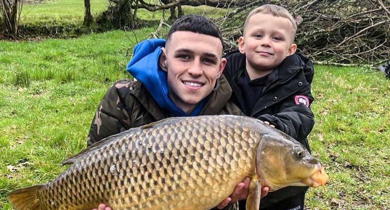 Phil Foden y su hijo, aficionados de la pesca, en una imagen de archivo en el mes de marzo.