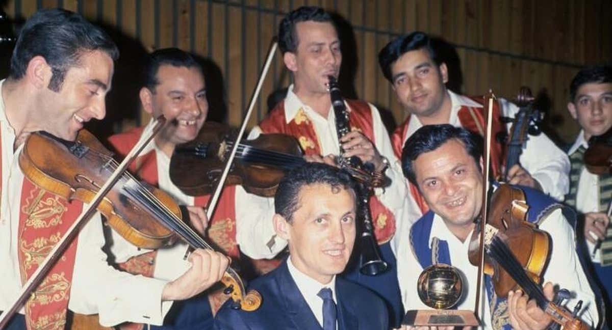 Flórián Albert con el Balón de Oro de 1957. /FRANCE FOOTBALL