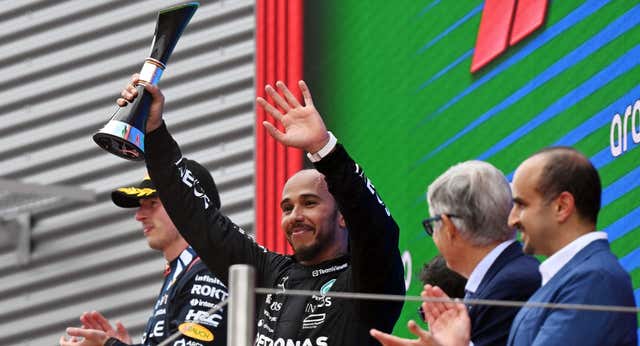 El subidón de Mercedes rescata la sonrisa de un Lewis Hamilton que ya duerme tranquilo