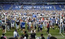 ¡Invasión de campo y ascenso! La marea perica inunda Cornellà al grito de «directiva dimisión»