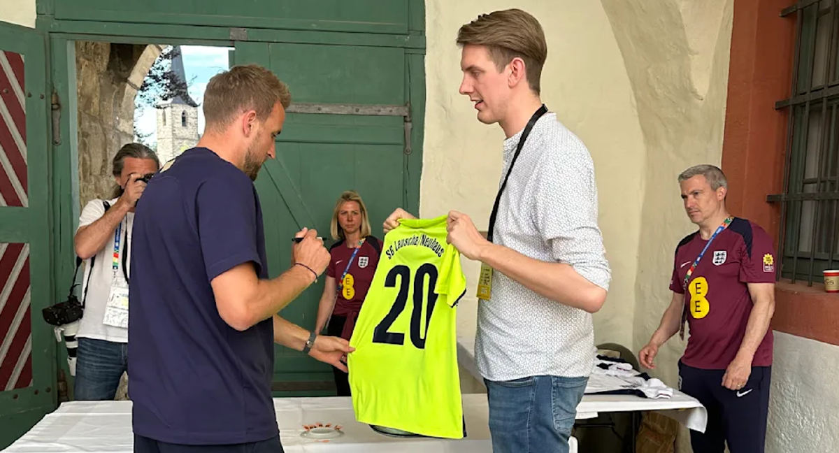 Harry Kane firma la camiseta del SG Lauscha/Neuhaus. /BILD