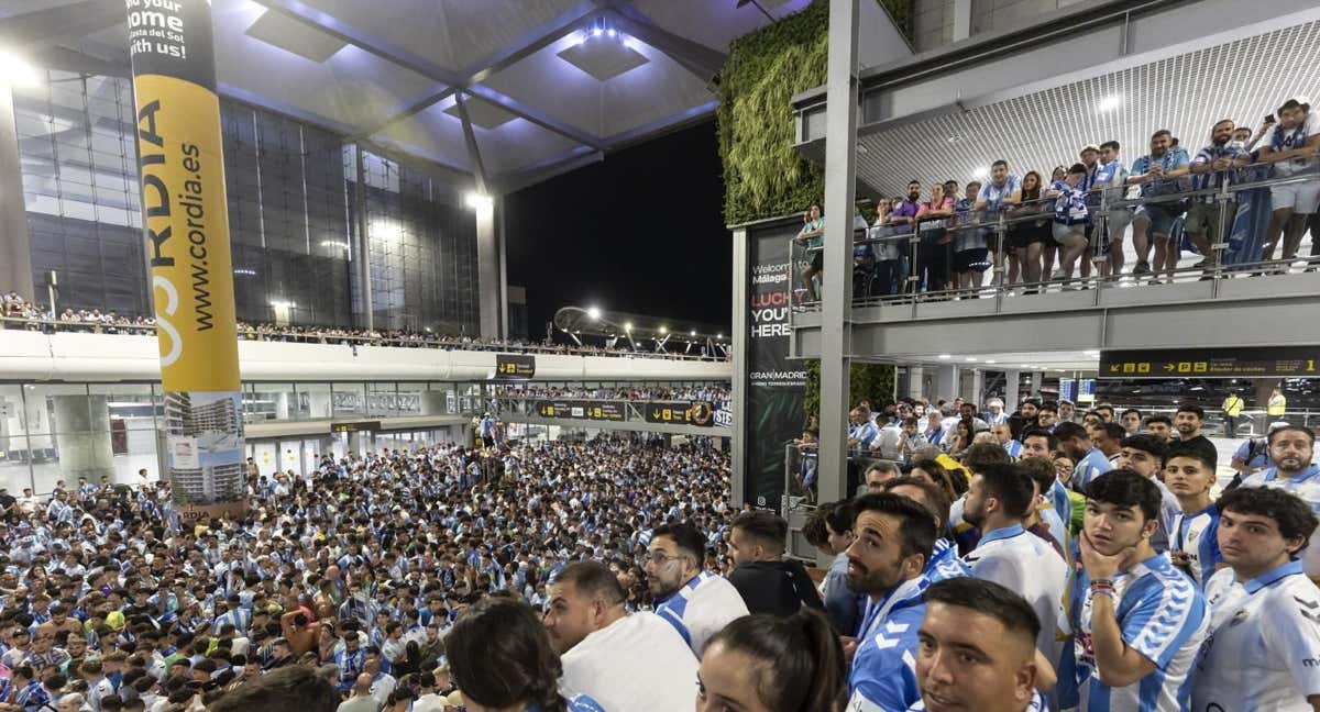 Imagen del aeropuerto de Málaga lleno de aficionados antes de que aterrizara el equpo. /EFE