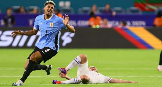 El calor y la humedad ya pasan factura: Ronald Araujo da el susto en Uruguay