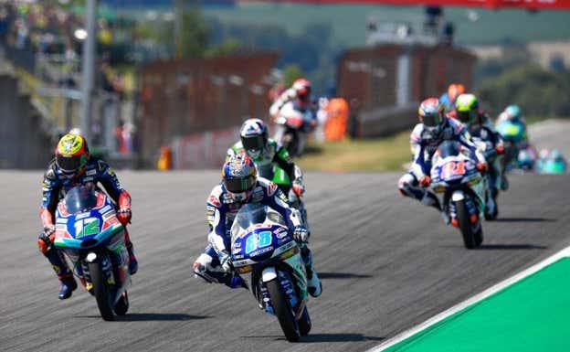 Marco Bezzecchi y Jorge Martín luchando en Moto3.  MotoGP