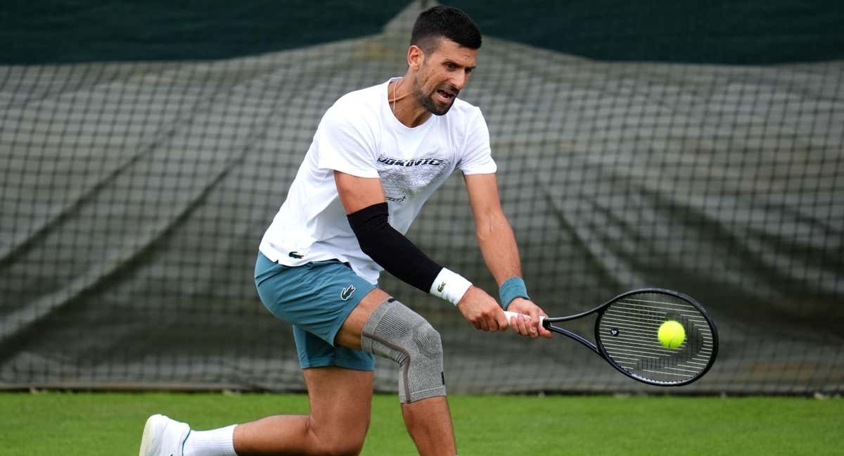 Djokovic pelotea contra Coria en un entrenamiento previo a Wimbledon.