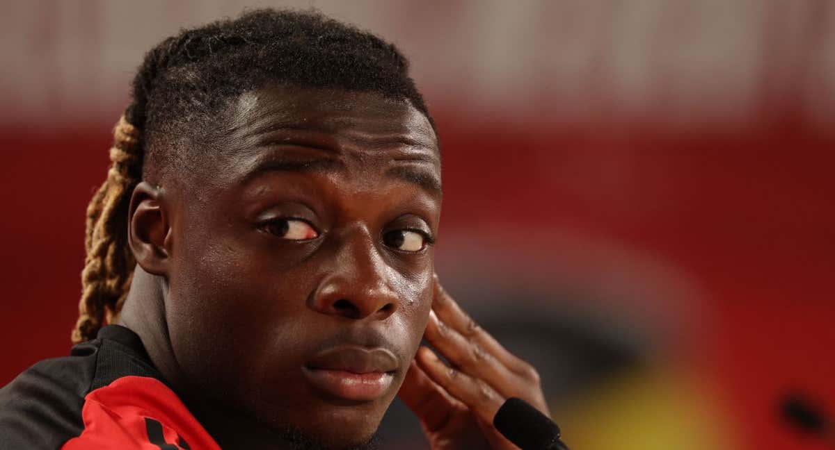 Jérémy Doku, en rueda de prensa.