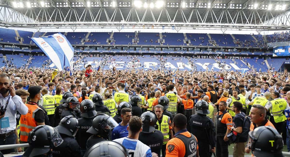 Invasión de camp tras el ascenso del Espanyol.