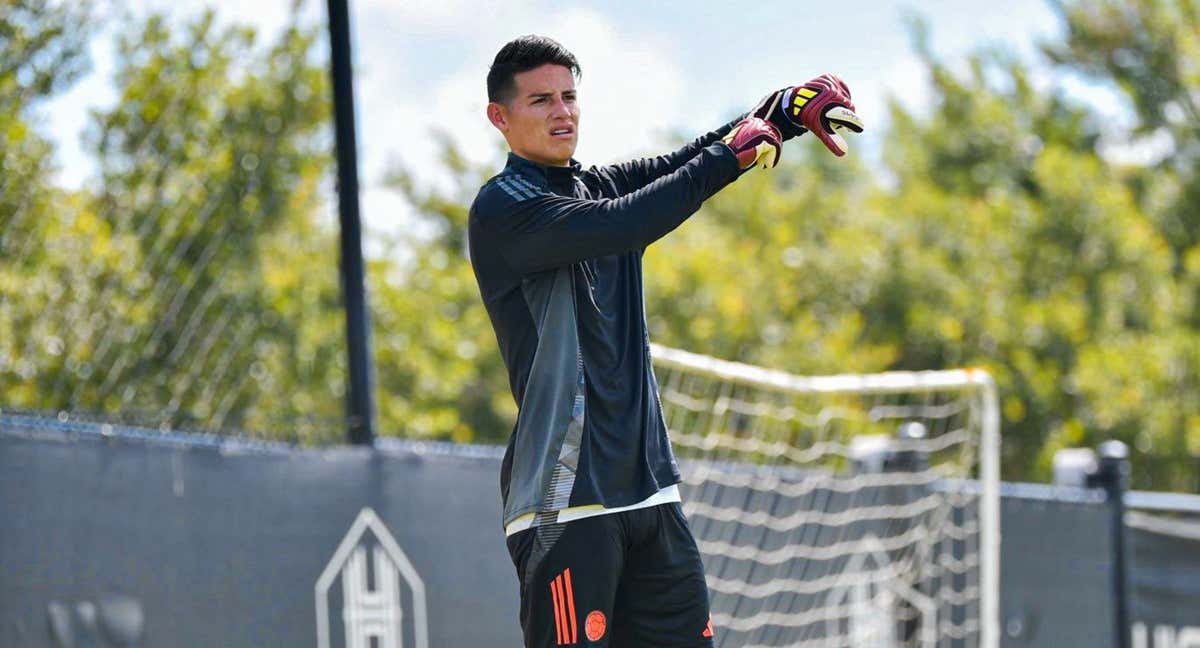 James se divierte en un entrenamiento de su selección. /@FCFSeleccionCol