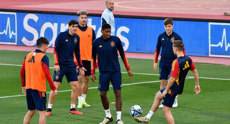 Juanlu, comparte rondo con algunos de sus compañeros en la Selección.