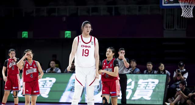 Una china de 2.20 cm asombra en la Copa de Asia de baloncesto: es la mujer más alta del mundo