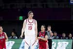 Una china de 2.20 cm asombra en la Copa de Asia de baloncesto: es la mujer más alta del mundo