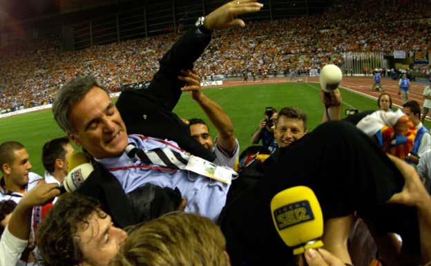 La plantilla del Valencia mantea a Claudio Ranieri.  ARCHIVO