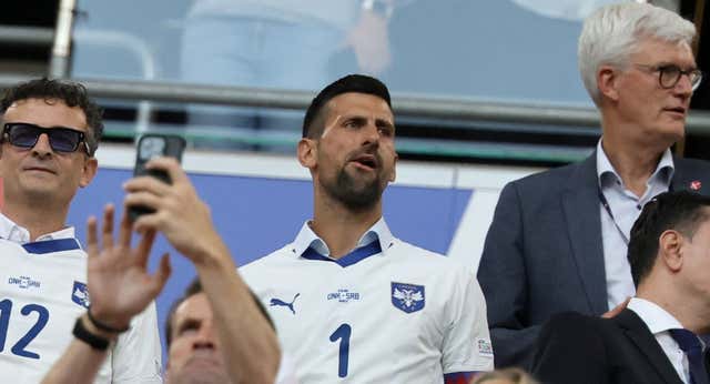 Djokovic coge un avión desde Wimbledon y sorprende a Serbia con una aparición inesperada en la Eurocopa