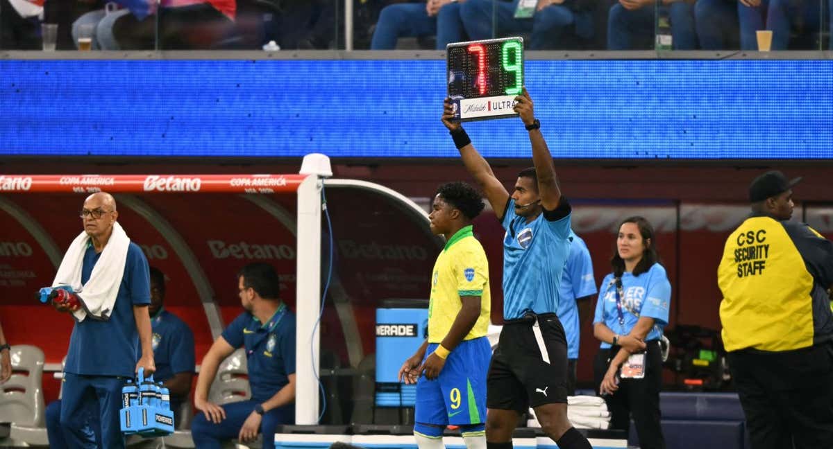 Endrick antes de ingresar al partido.