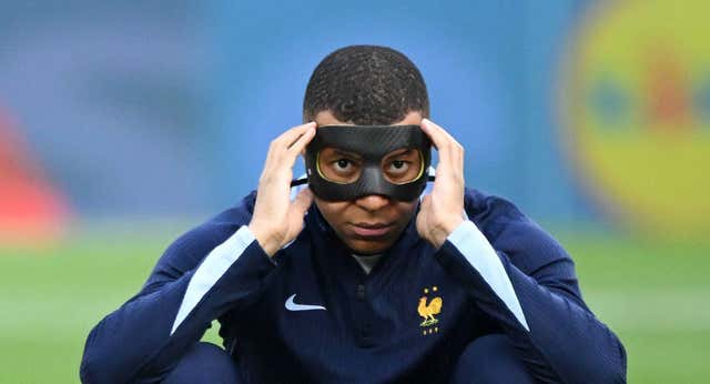 Mbappé reaparece ante la Polonia de Lewandowski con una máscara, dos amenazas y su primer gol en una Eurocopa