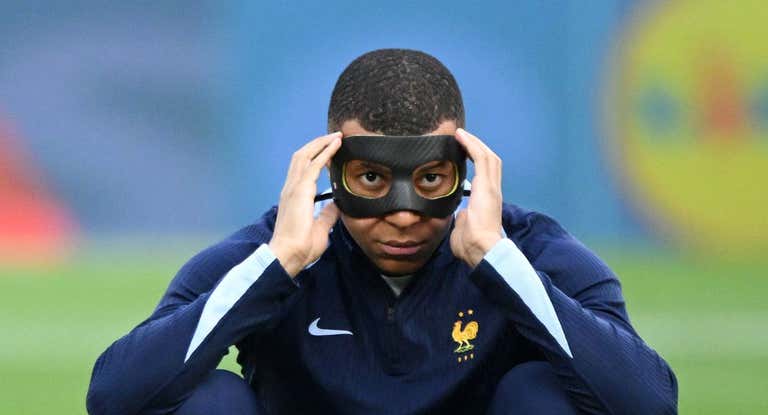 Mbappé, con la máscara que lucirá este martes ante Polonia en el encuentro que cierra la fase de grupos.