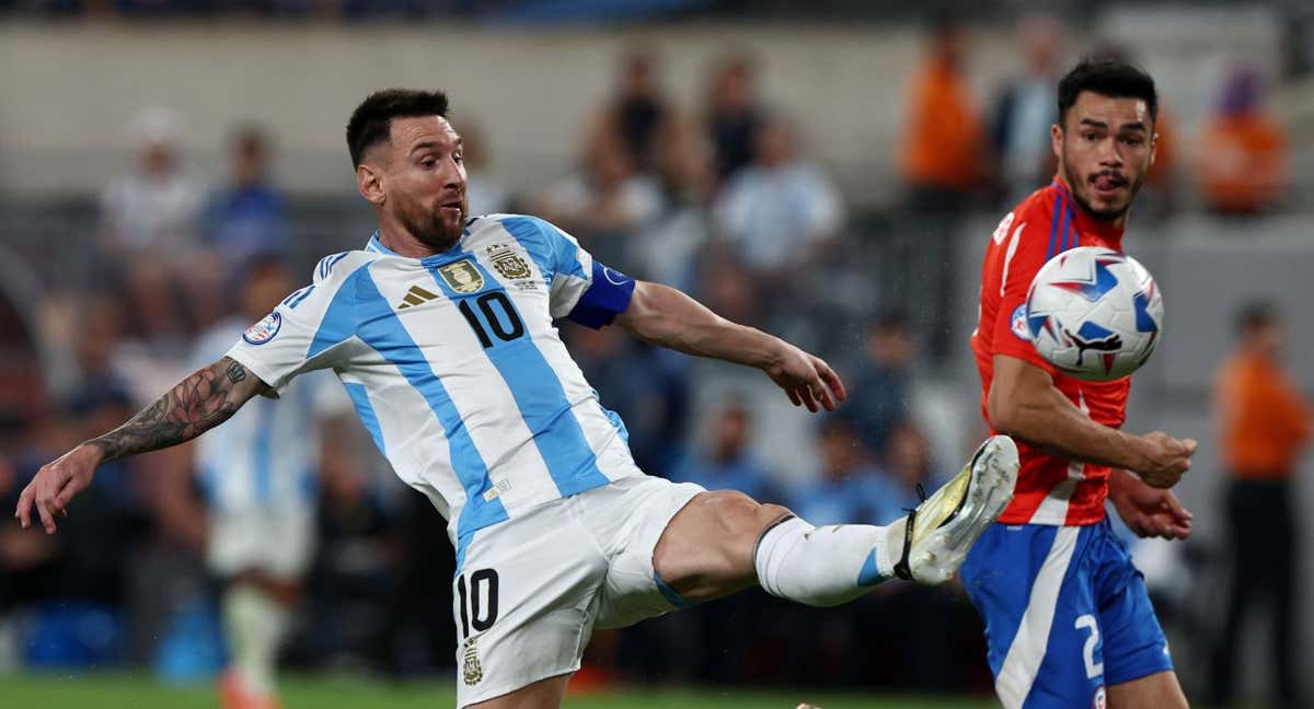 Messi durante una jugada contra Chile.