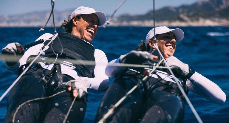 Támara Echegoyen (40), a la izquierda, con Paula Barceló en el 49er FX.