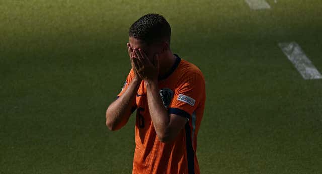 La desesperación de Koeman acaba en cambio de rumbo a la media hora y mensaje al ‘nuevo’ De Jong: «Cuando jugamos así, tengo que hacer algo»