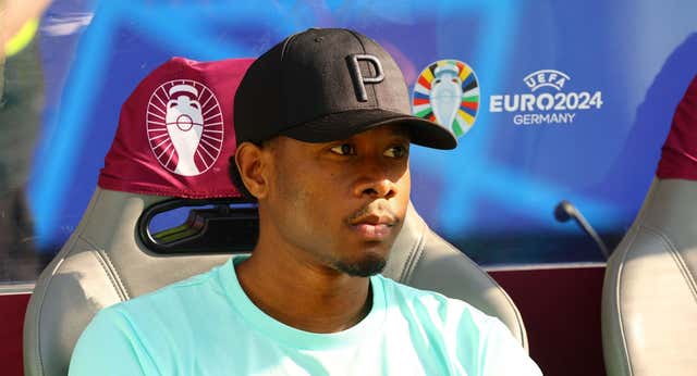 El máster de Alaba en el banquillo: «Aunque no juegue, es el líder y genial para todos que esté aquí»
