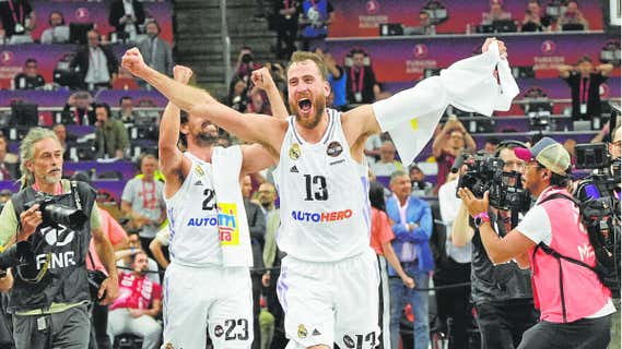 Sergio Rodríguez celebra la victoria ante Olympiacos en la final de la Euroliga./Reuters