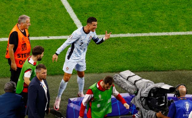 Cristiano enfadado por el partido.  REUTERS