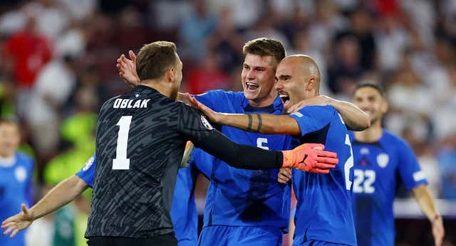Eslovenia se revela sonrojando a Inglaterra y echando a Serbia de la Eurocopa
