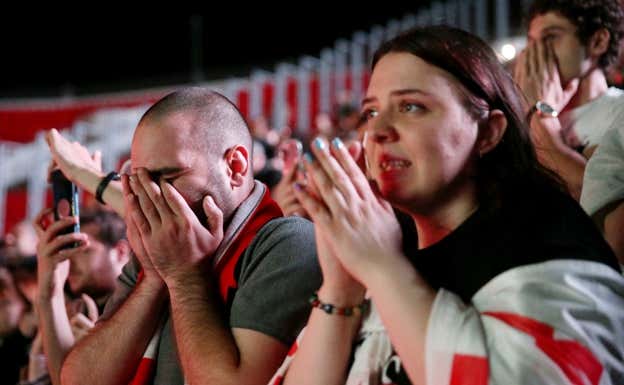 Aficionados georgianos viviendo el partido en Tbilisi.  REUTERS