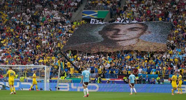 La pancarta ucraniana con inteligencia artificial para homenajear soldados caídos