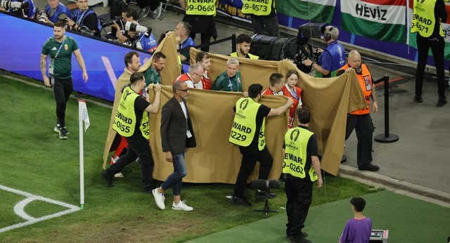 Ni espontáneos, ni VIP’s locales, ni dolor extremo, ni planos ‘cuñao’ de aficionadas: el protocolo UEFA para las retransmisiones