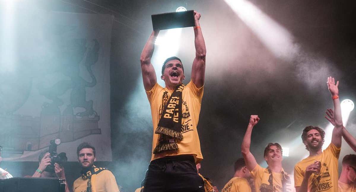 Manel Royo celebra el ascenso conseguido con el NAC Breda./INSTAGRAM