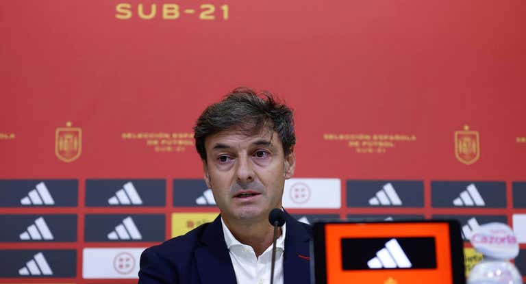 Santi Denia, durante una rueda de prensa con la Sub-21.