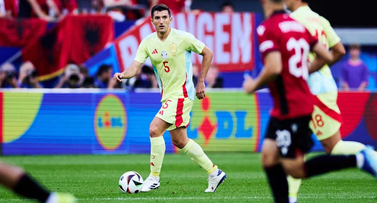 Vivian conduce el balón en el partido ante Albania. /RFEF