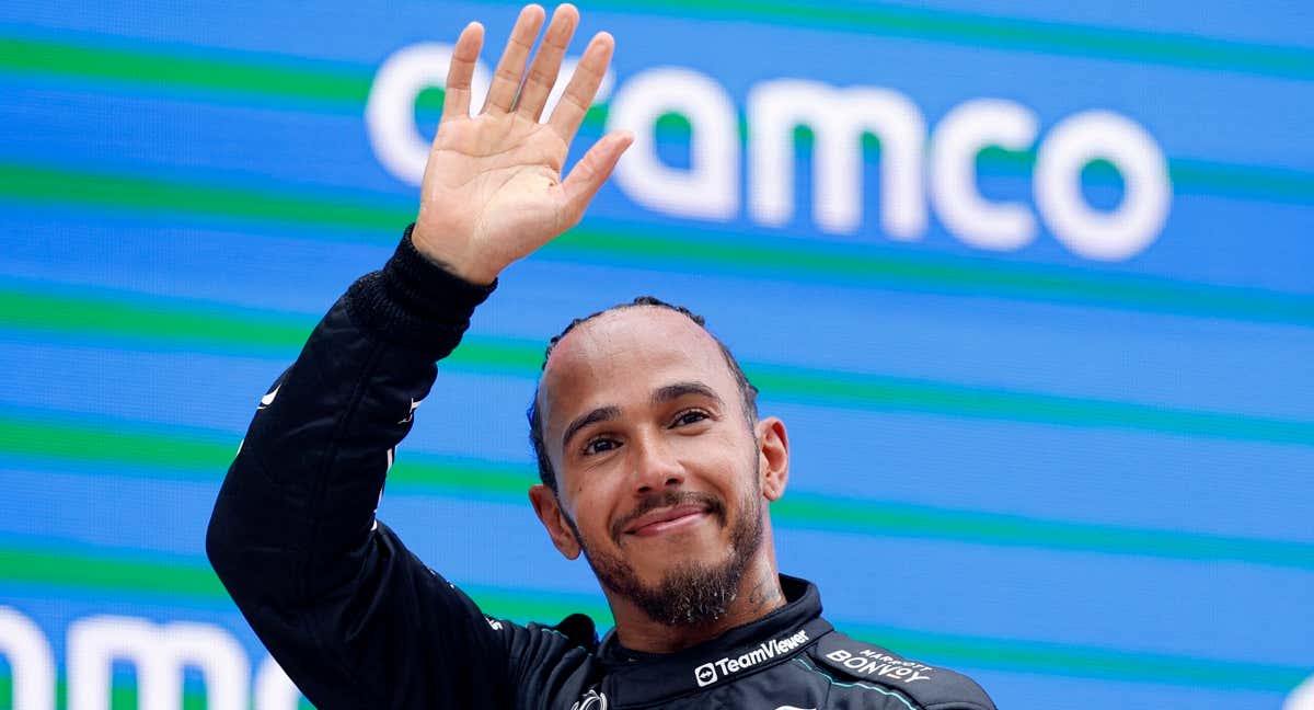 Lewis Hamilton, en el podio de Barcelona./REUTERS