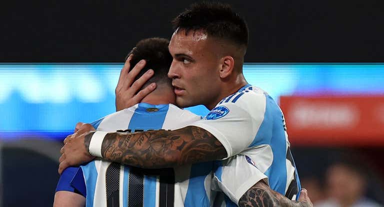 Messi y Lautaro celebran el gol ante Chile.