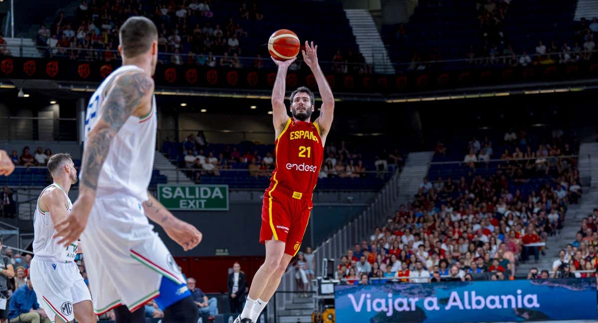 Alex Abrines, durante el partido de preparación ante Italia. /FEB