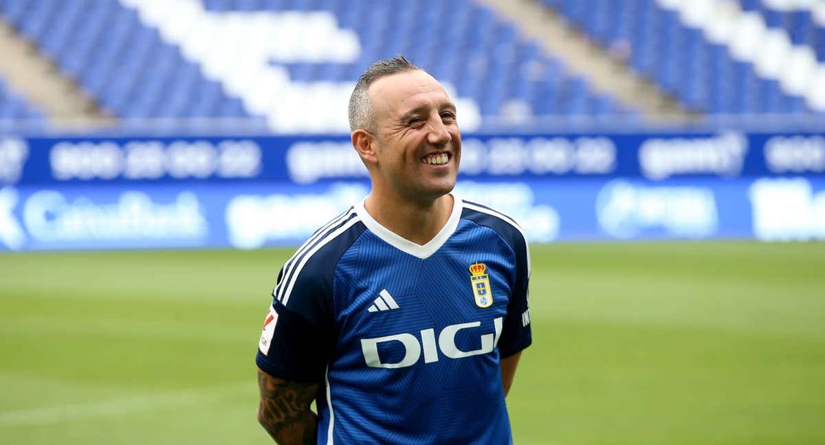 Cazorla posa en el Carlos Tartiere. /ÁLEX PINA