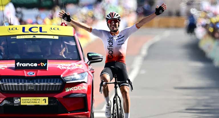 Ion Izagirre celebra su victoria en el Tour de 2023.