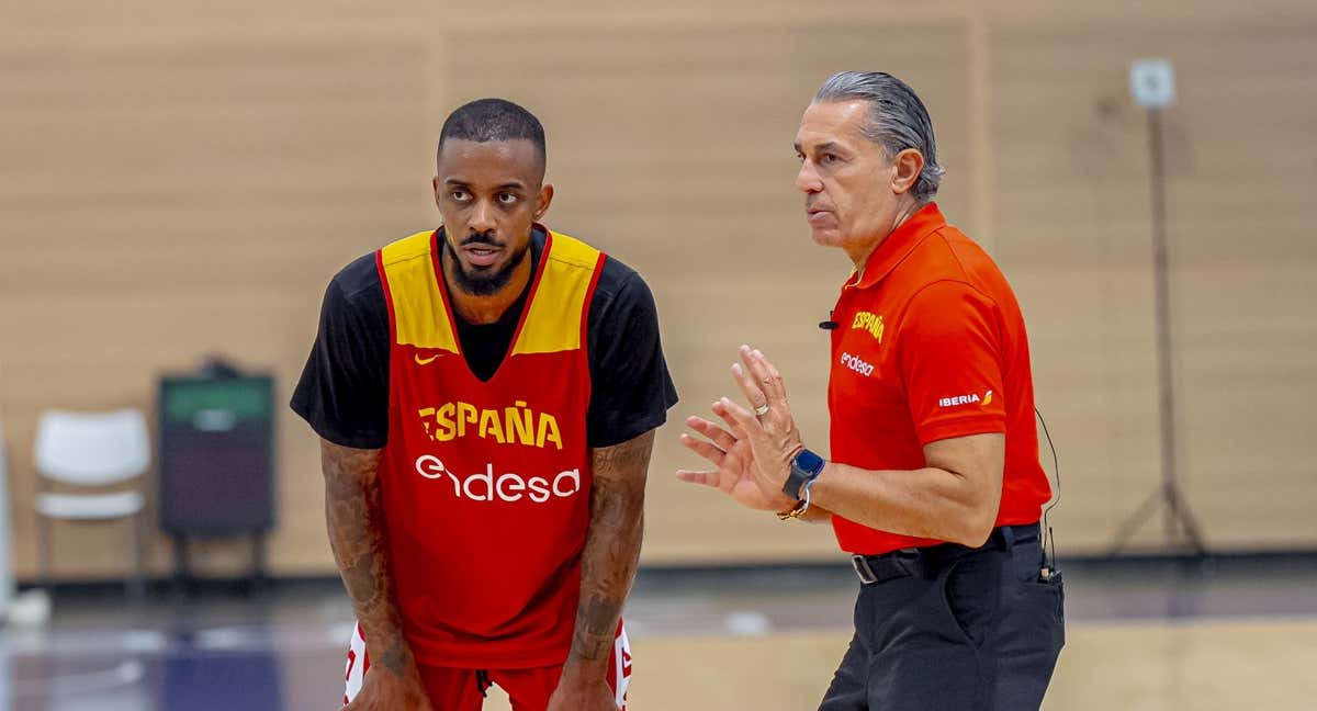 Scariolo da indicaciones a Lorenzo Brown en el entrenamiento de este jueves. /FEB