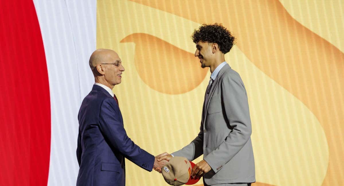 Zacharie Risacher recibe el saludo de Adam Silver tras ser número 1 del draft.