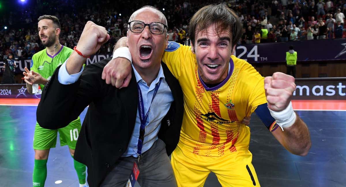 Antonio Vadillo y Carlos Barrón celebran la consecución de la segunda UEFA Futsal Champions League.