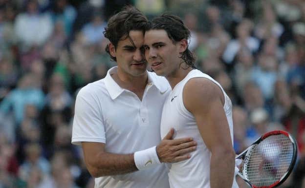 Federer y Nadal, tras su mítica final de 2008.  EFE