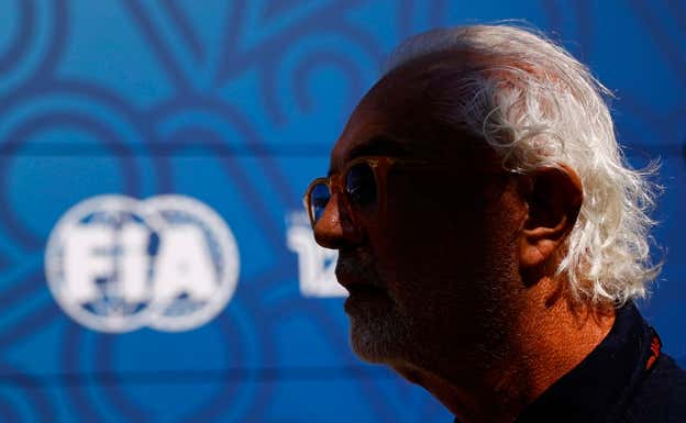 Flavio Briatore, con el logo de la FIA de fondo. REUTERS