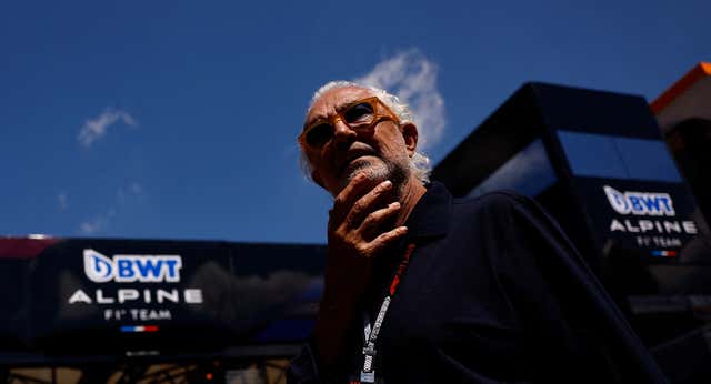 Lazos con José María Aznar y negacionista del COVID: Flavio Briatore tiñe la F1 de vintage y vuelve con su obsesión para los negocios
