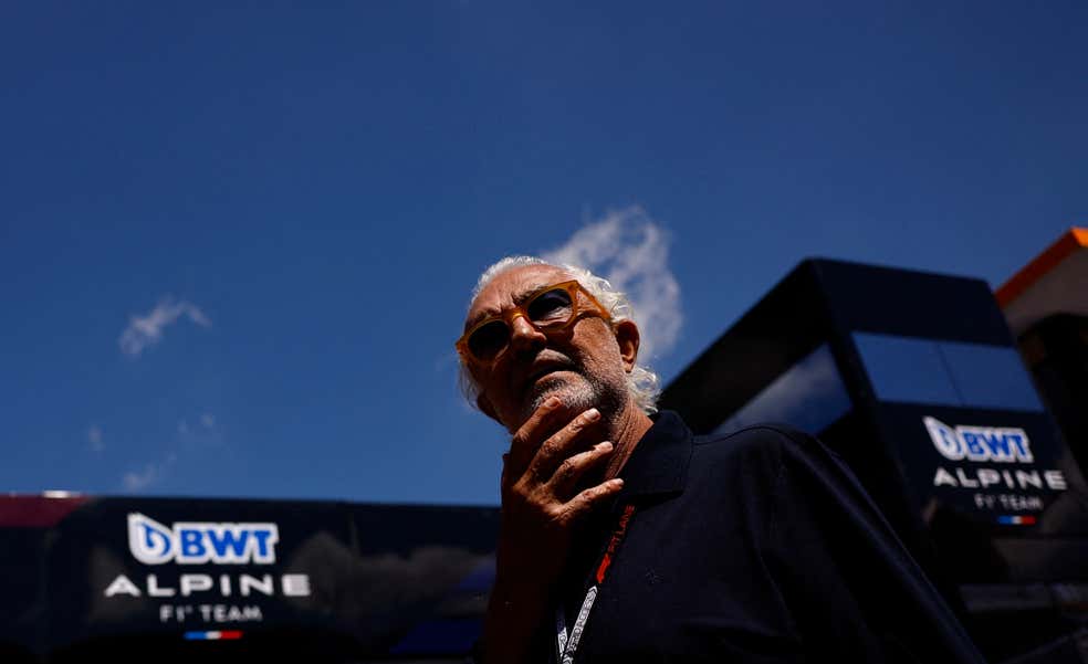 Lazos con José María Aznar y negacionista del COVID: Flavio Briatore tiñe la F1 de vintage y vuelve con su obsesión para los negocios