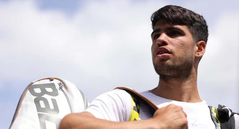 Carlos Alcaraz durante una sesión de entrenamiento en Wimbledon.