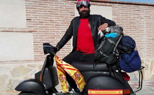 Juan José Abascal, en 2016, antes de partir en moto hacia la Eurocopa de París.